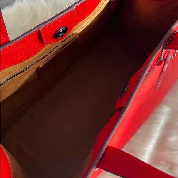 💰SOLD - CE468 - Coach Field Tote 40 with Coach Badge - Picture 9 of 11